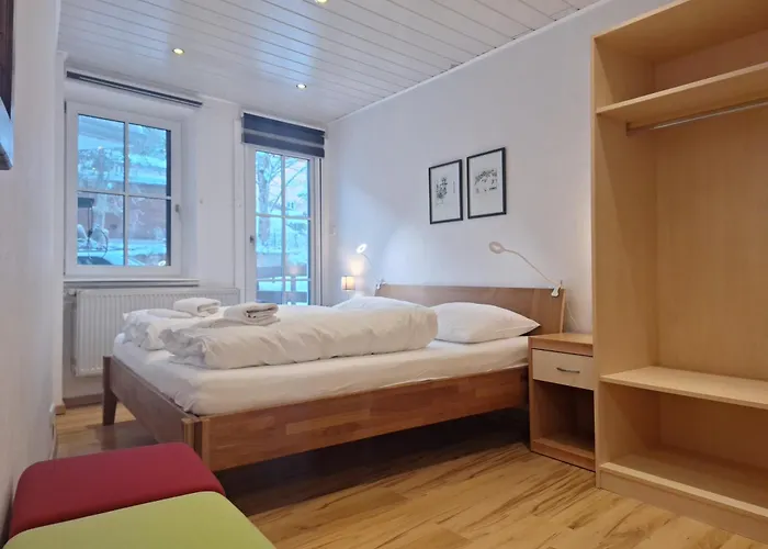 Peacock - Steinbock צל-אם-זי