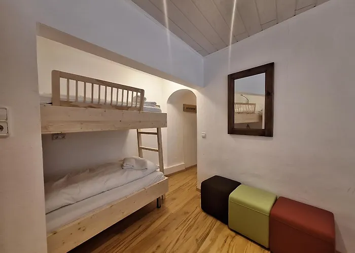 Peacock - Steinbock צל-אם-זי